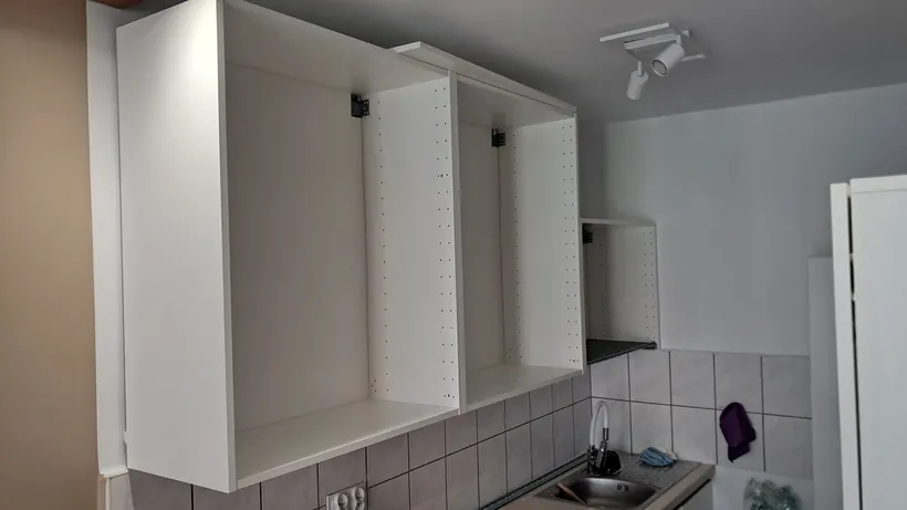 Zabudowa i biały montaż w kuchni