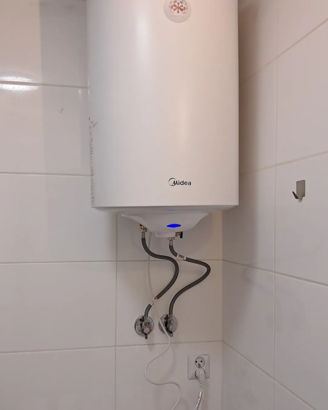 Krystian Szczabel podczas wymiany elektrycznego podgrzewacza wody u klienta w Gliwicach